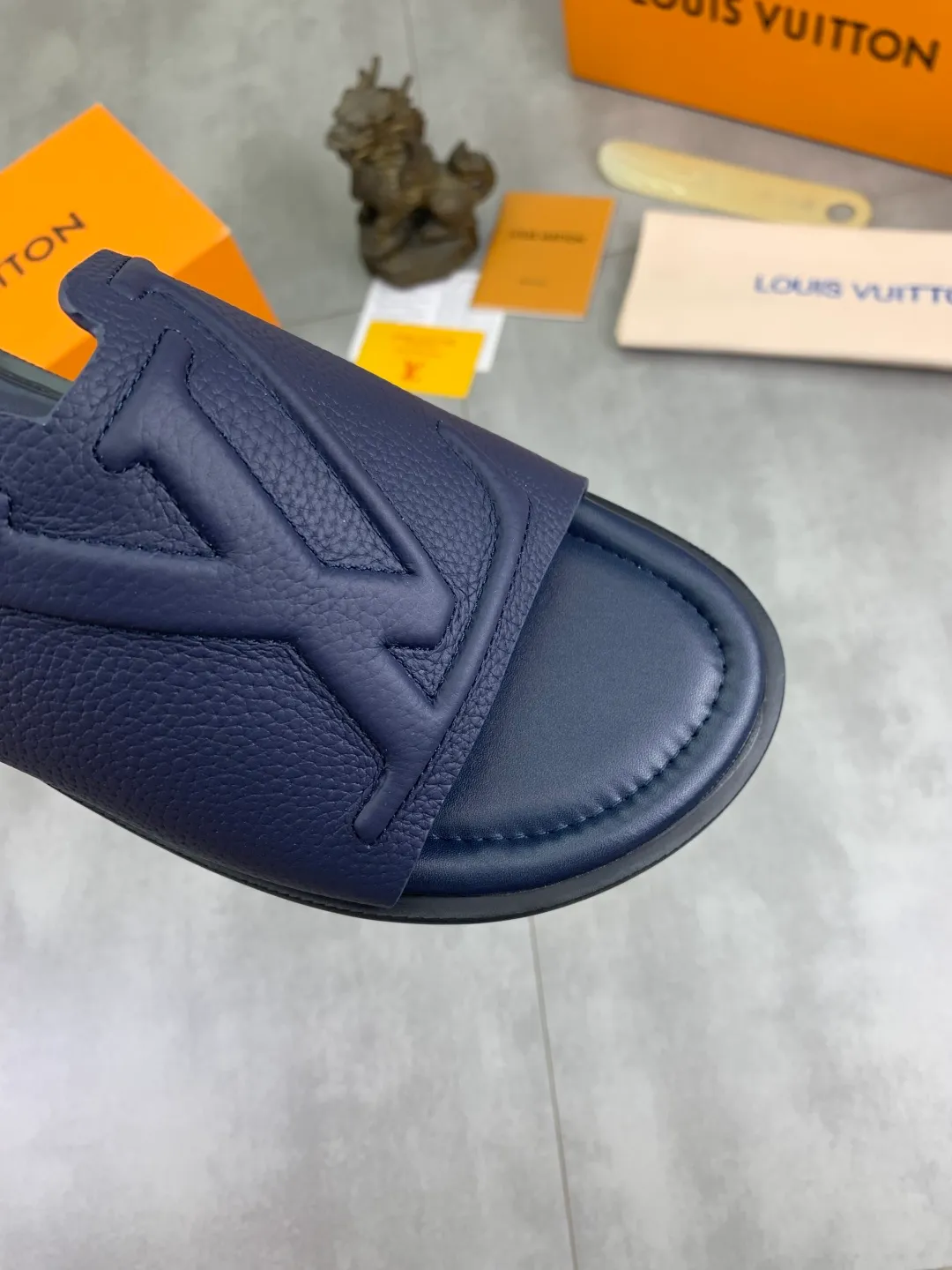 Men's shoes 💰P340 💰【New style】🆘 High quality 【LOUIS VUITTON】The popular Louis Vuitton LV men's slippers on the official website are on sale simultaneously! Original pebbled calfskin fabric imported from Italy. Original factory special supply. Size: 38-46. 4️⃣ colors available.